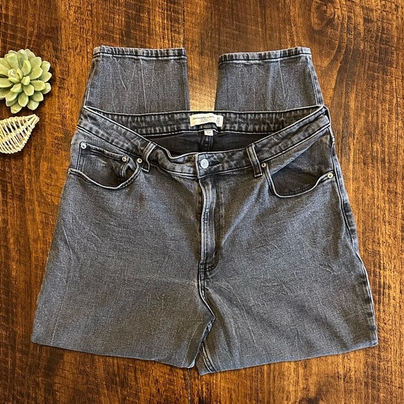 Abercrombie & Fitch | High Rise Mom Jean, Washed Black - Picture 2 of 10